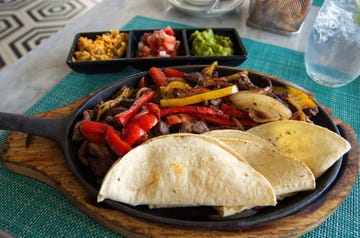 fajitas de res beef fajitas served on a cast iron skillet