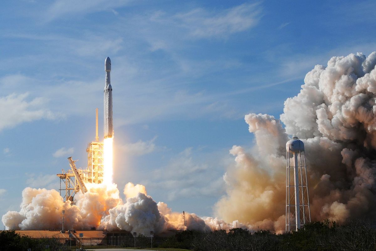 De raket Falcon Heavy van SpaceX stijgt op 6 februari 2018 op vanaf het Kennedy Space Center in Florida  een belangrijke eerste stap in de ontwikkeling van bemande vluchten ten behoeve van het ruimtetoerisme