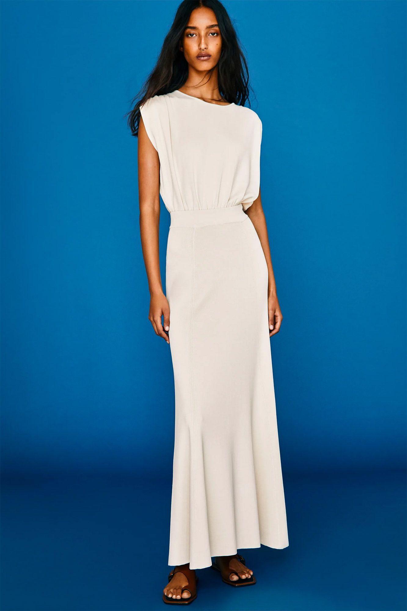 Esta falda larga de punto blanca de Zara es para