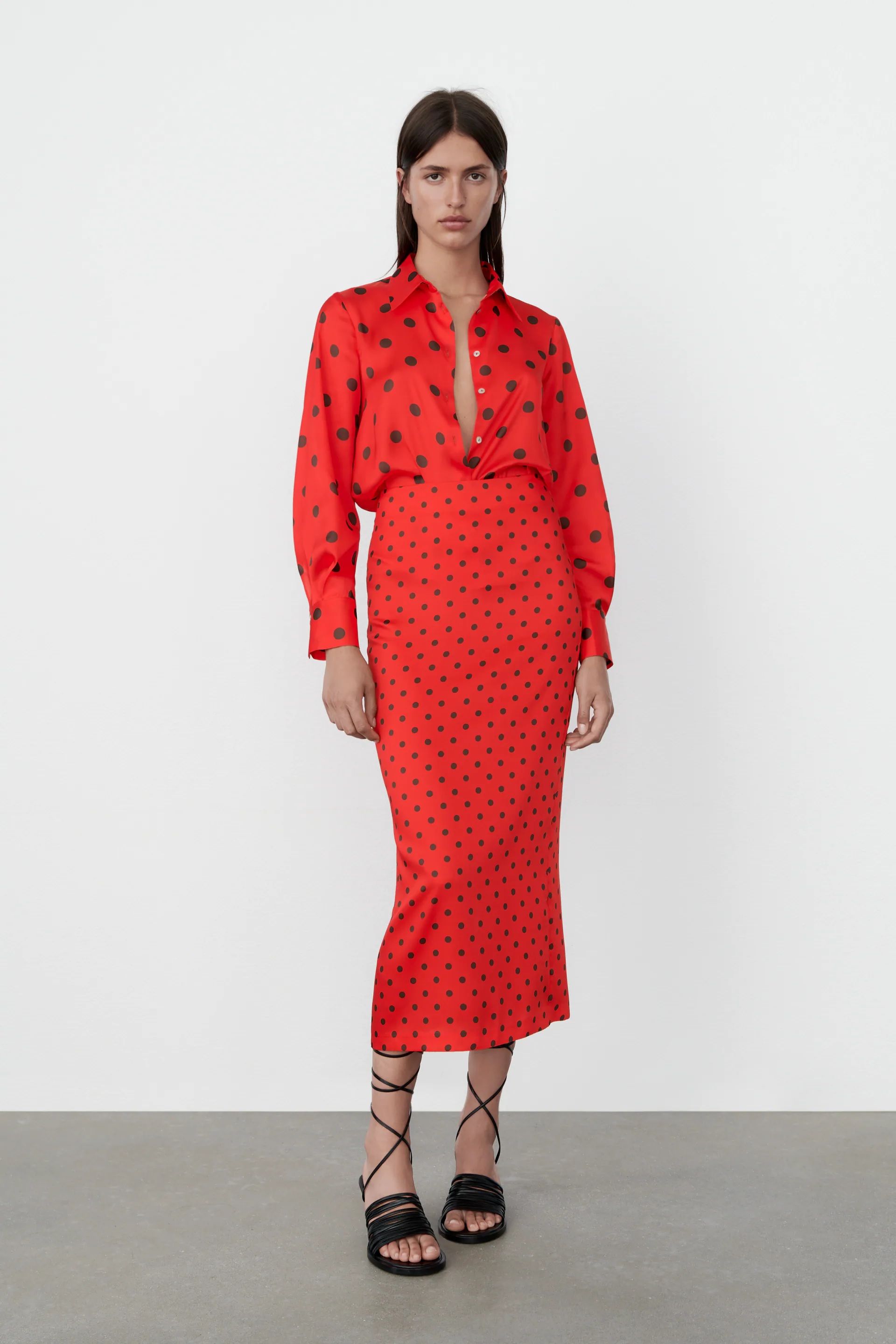 El Zara falda tubo roja, midi y lunares