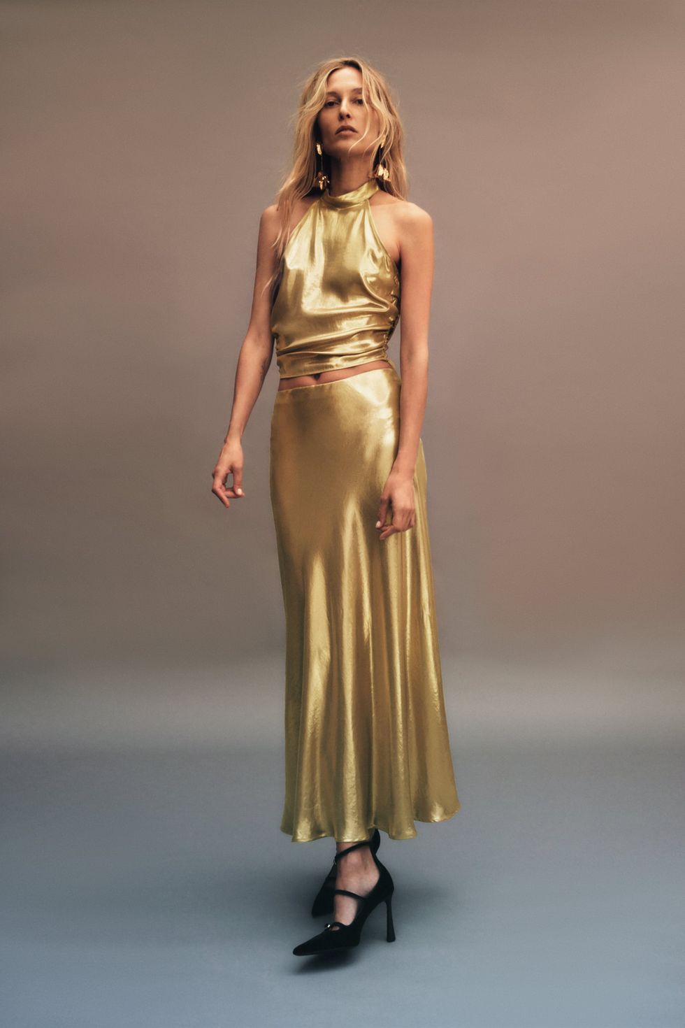 La falda metalizada dorada de 25 € de Zara para todas las tallas