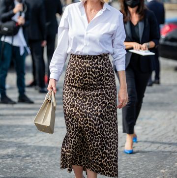 falda midi satinada de leopardo de stradivarius