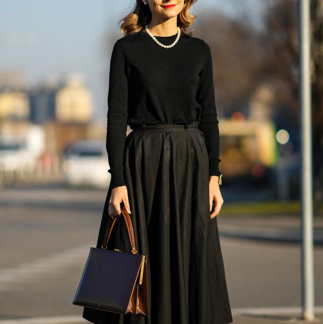 falda midi negra plisada de pullbear