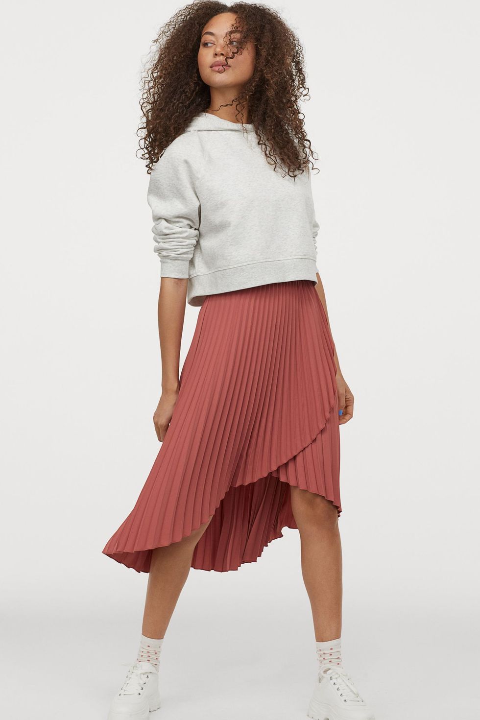 H&M diseña la falda plisada favorece bajitas con curvas