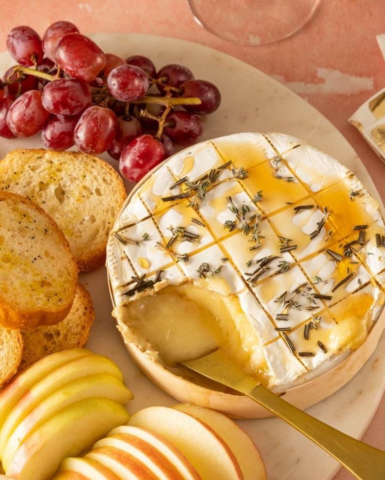 easy baked brie with apples grapes and crostini