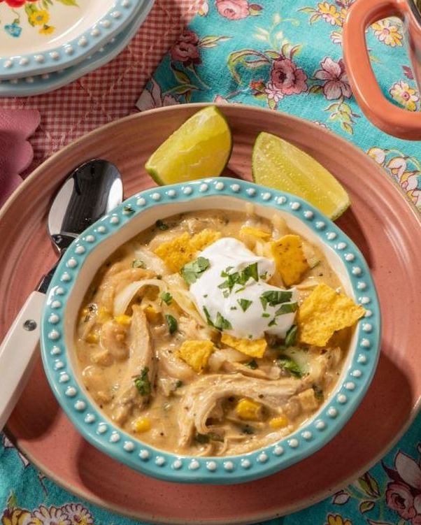 https://hips.hearstapps.com/hmg-prod/images/fall-chicken-recipes-white-chicken-chili-1657737423.jpeg?crop=0.738xw:0.922xh;0.128xw,0.0782xh&resize=980:*