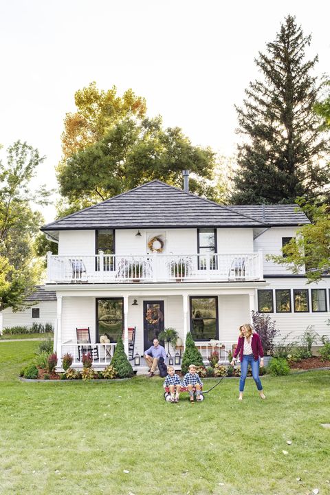 a colorado homefront with a family and pretty porch ideas