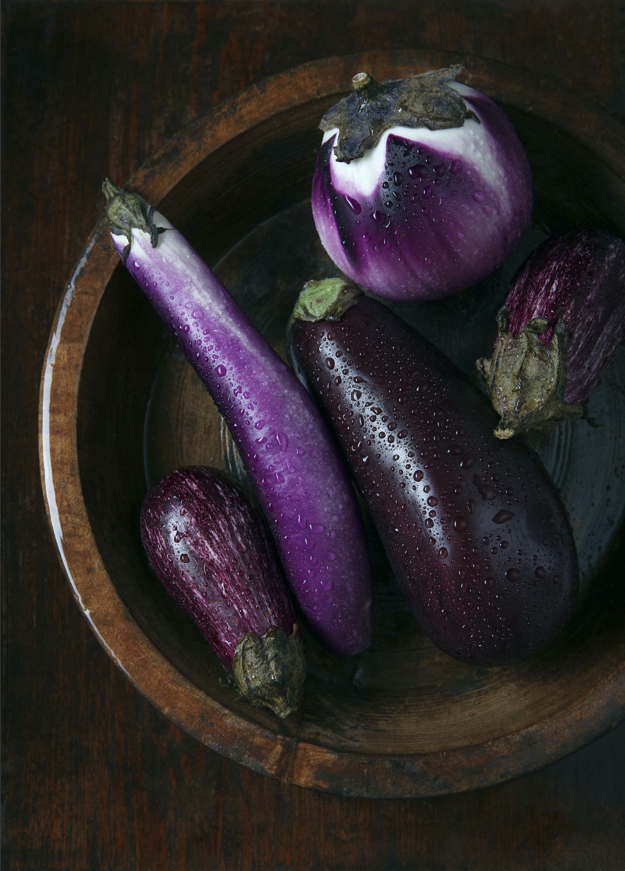 https://hips.hearstapps.com/hmg-prod/images/fall-fruits-eggplant-1660678996.jpg
