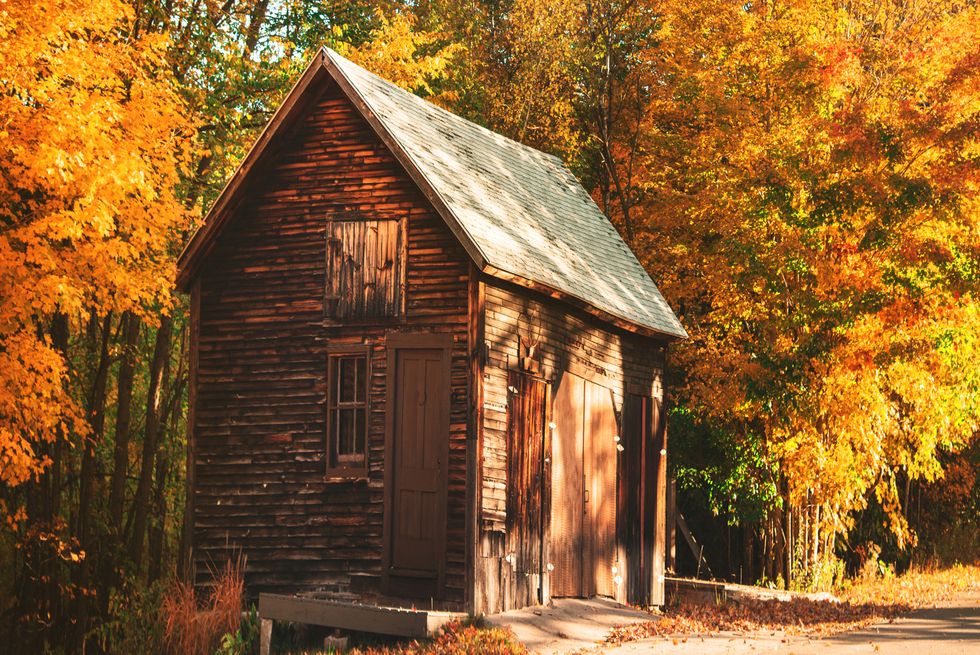 fall pictures, log cabin in new england
