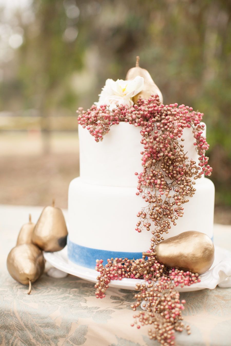 fall wedding cakes gold berries