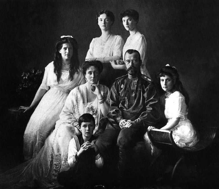nicola ii zarina alexandra circa 1754 the romanovs ruling family of russia 1913 nicholas ii 1868 1918, tsar of russia 1894 1917, with his wife and children, including the tsarevich alexi who suffered from haemophilia photo by universal history archivegetty images