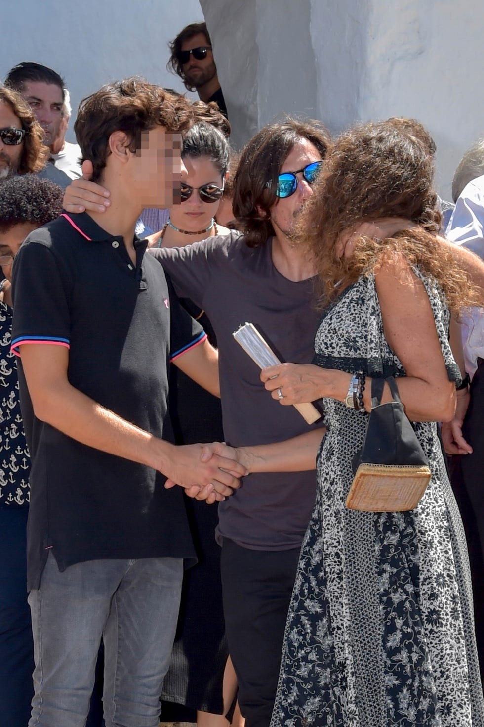 People, Event, Eyewear, Fashion, Interaction, Crowd, Dress, Tourism, Vision care, Glasses, 