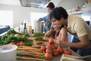 Familia cocinando 