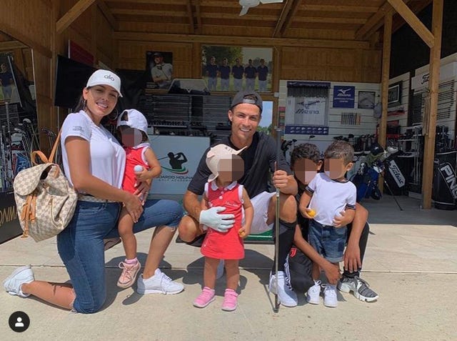 Georgina Rodríguez y Cristiano Ronaldo con sus hijos