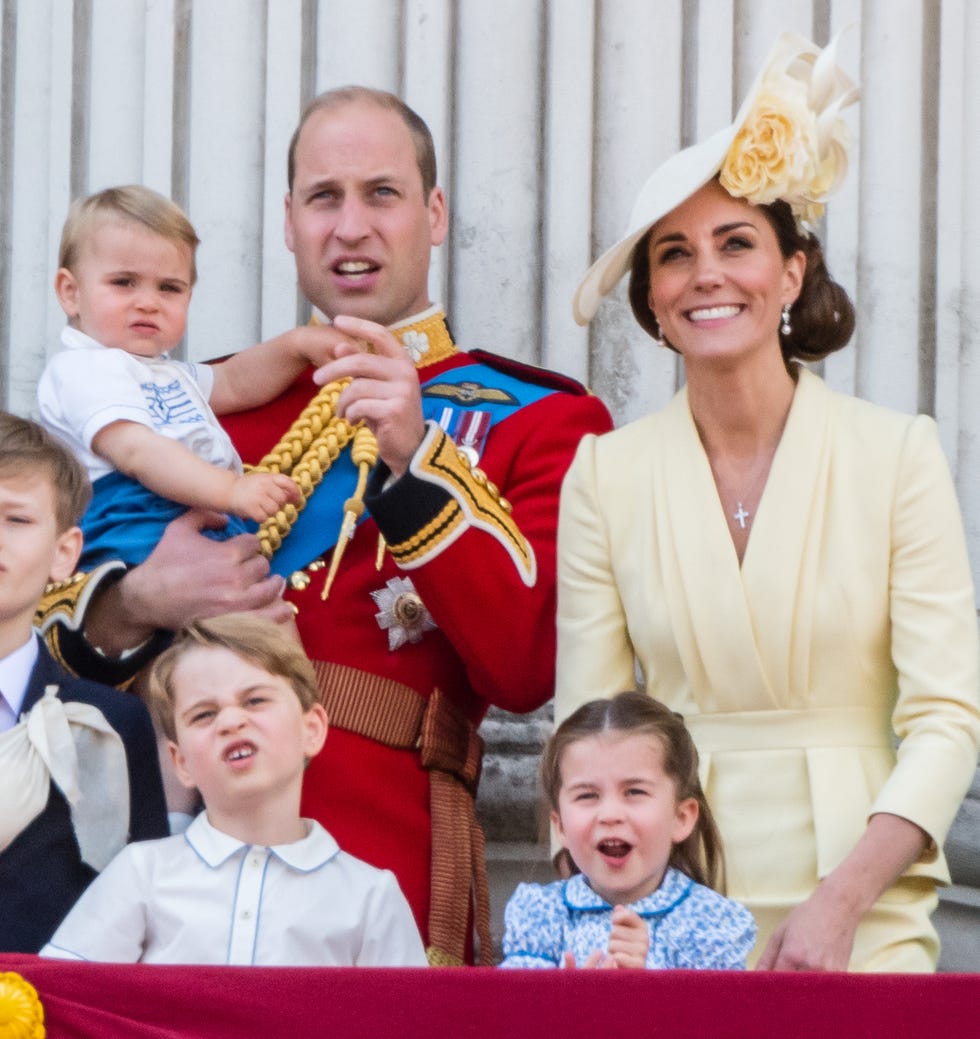 Familia de Cambridge, Tooping the colour