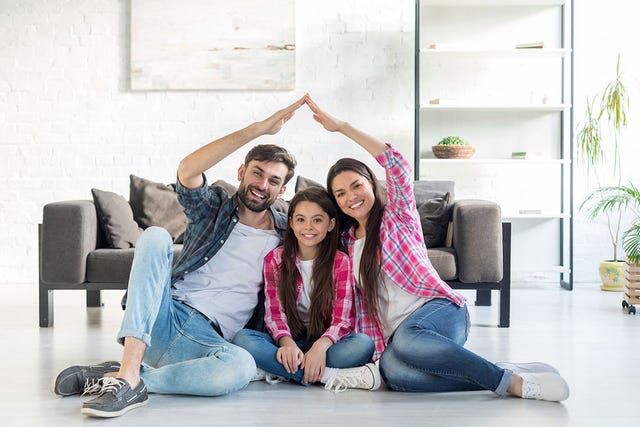 Familia en el salón de su casa