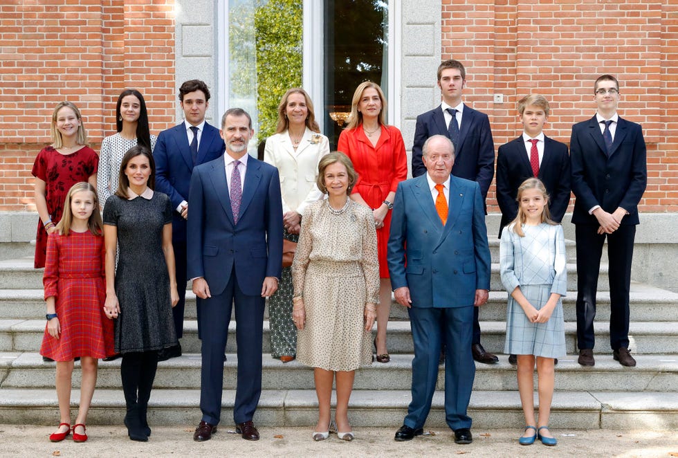 la familia real española posa al completo por el 80 cumpleaños de doña sofía en madrid en noviembre de 2018