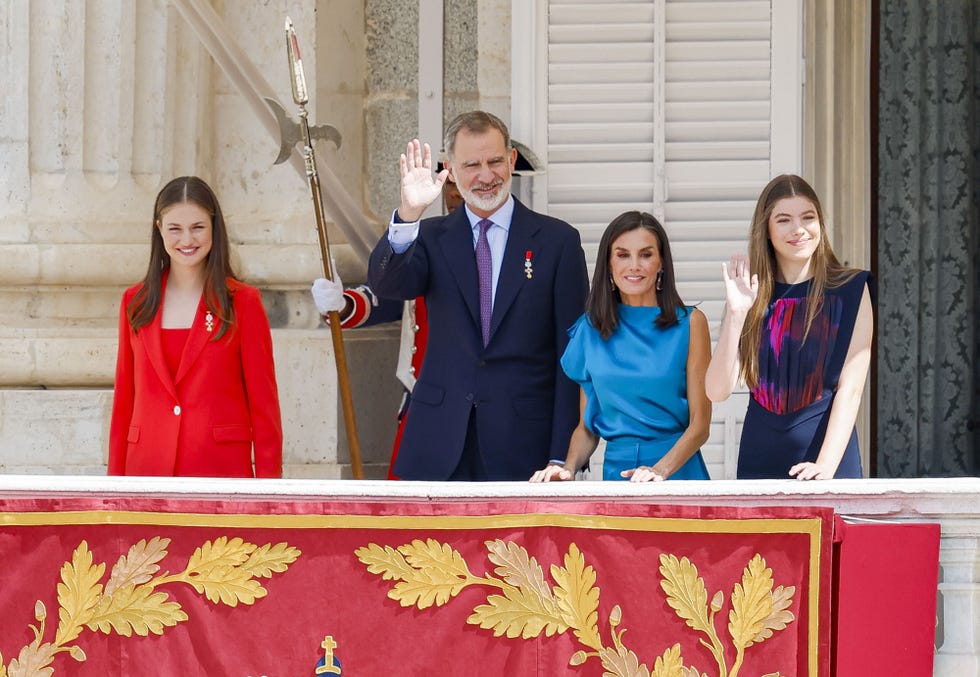 los reyes con leonor y sofia en el balcon del palacio real