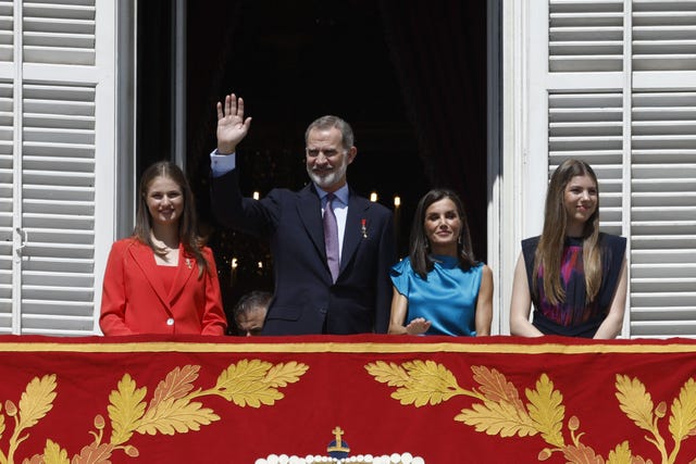 felipe vi, letizia y sus h9ijas leonor y sofia