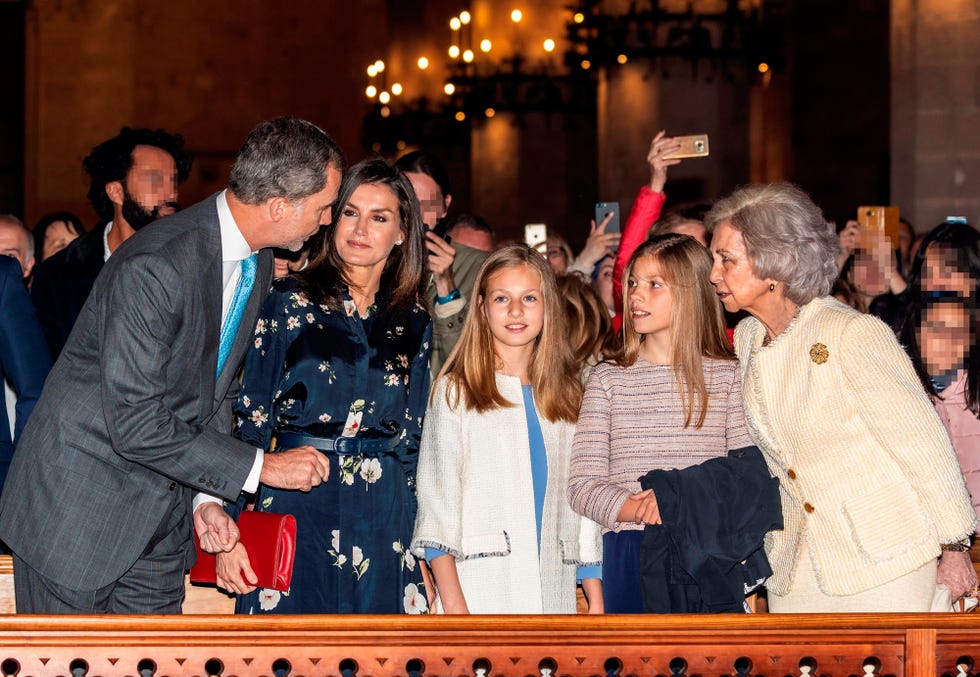 infanta Sofía, princesa Leonor, reina Letizia, reina Sofía, rey Felipe, rey Juan Carlos, La reina Letizia y la reina Sofía, todo complicidad en la misa de Pascua, Complicidad entre Reinas en la Misa de Pascua, La reina Letizia y la reina Sofía dejan atrás su "encontronazo", Complicidad y gestos de cariño para dejar atrás el 'rifirrafe Real'