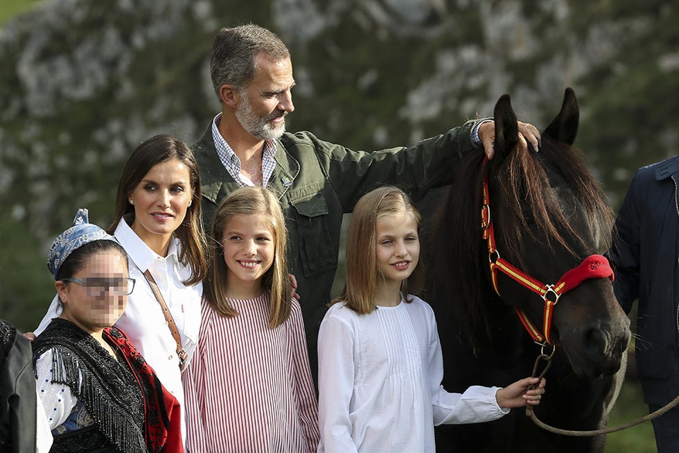 *LOS REYES Y SUS HIJAS ASISTEN AL CENTENARIO DE LA CREACION DEL PARQUE NACIONAL DE LA MONTAÑA DE COVADONGA