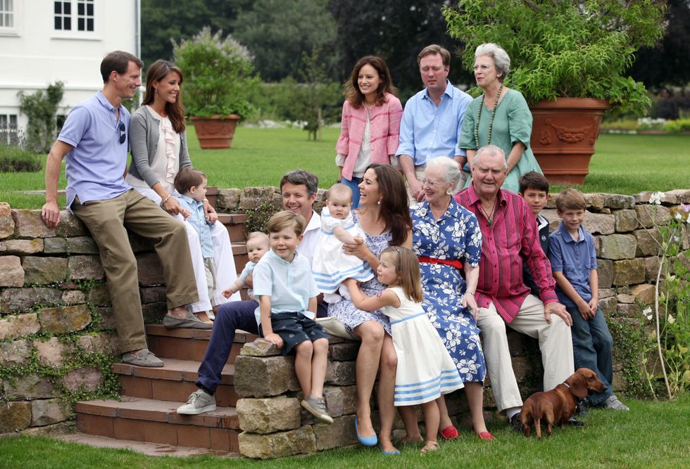 la familia real danesa en un posado familiar de 2011