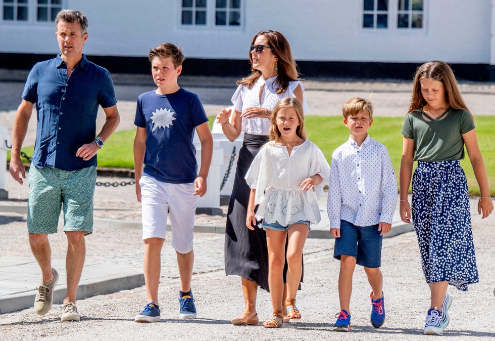 La Familia Real de Dinamarca asisten al tradicional desfile de caballos de verano