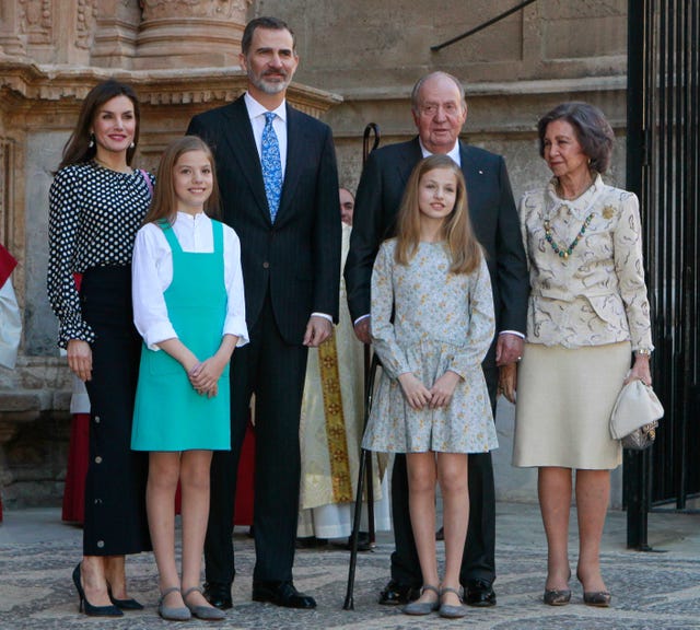 la familia real española posa a la salida de la catedral de palma en motivo de la misa de pascua