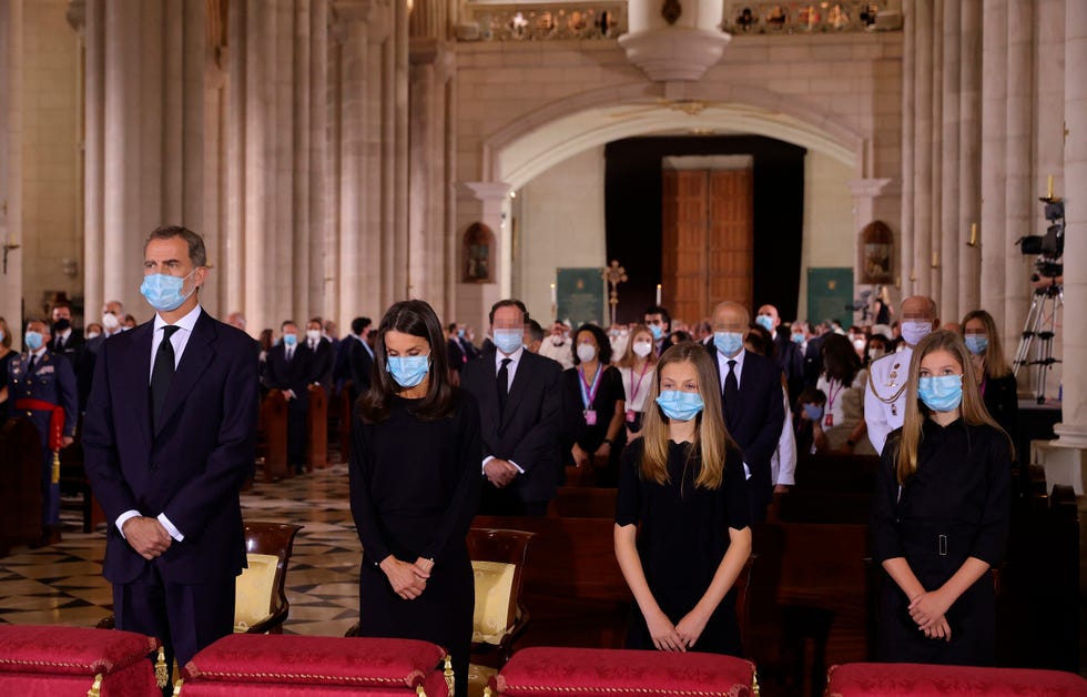 los reyes con leonor y sofía en el interior de la catedral de la almudena durante el funeral por las víctimas del coronavirus