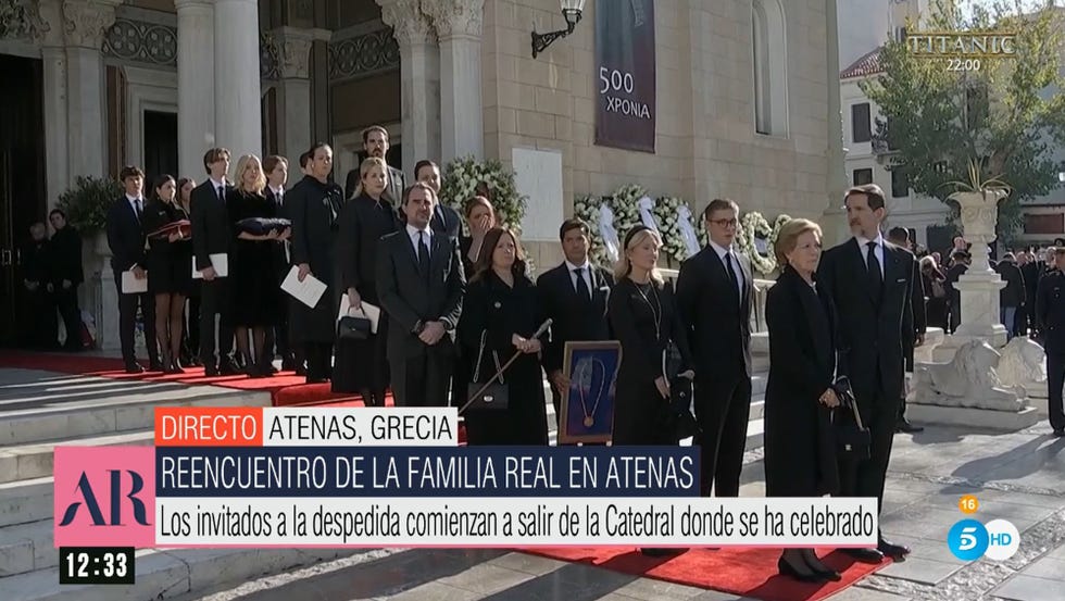 la familia real de grecia despide a constantino