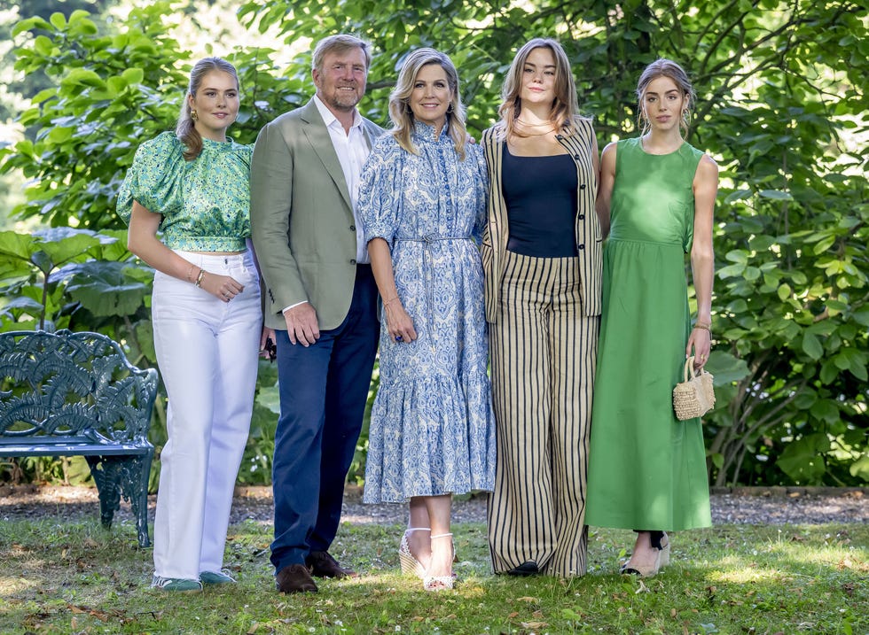guillermo y maxima de holanda posan con sus tres hijas amalia, alexia y ariane