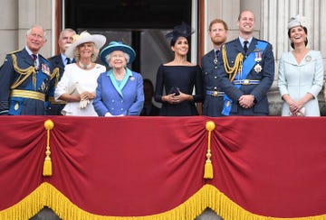 carlos de inglaterra y camila parker bowles junto con los otros miembros de la familia real