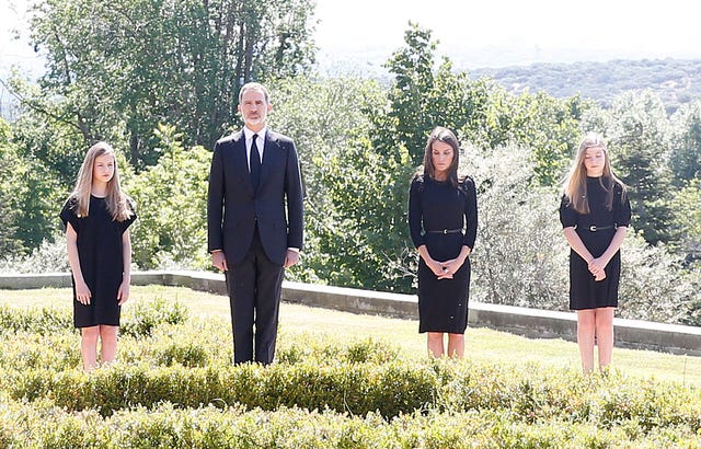 la familia real española guarda un minuto de silencio por las víctimas del covid 19