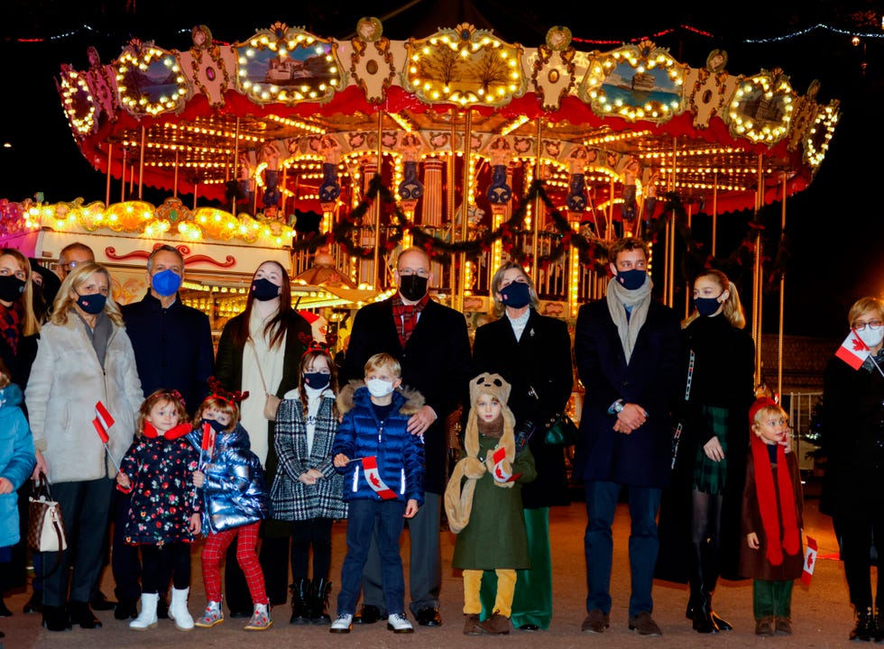 alberto de mónaco y sus hijos, los mellizos jacques y gabriella, disfrutan de la feria navideña