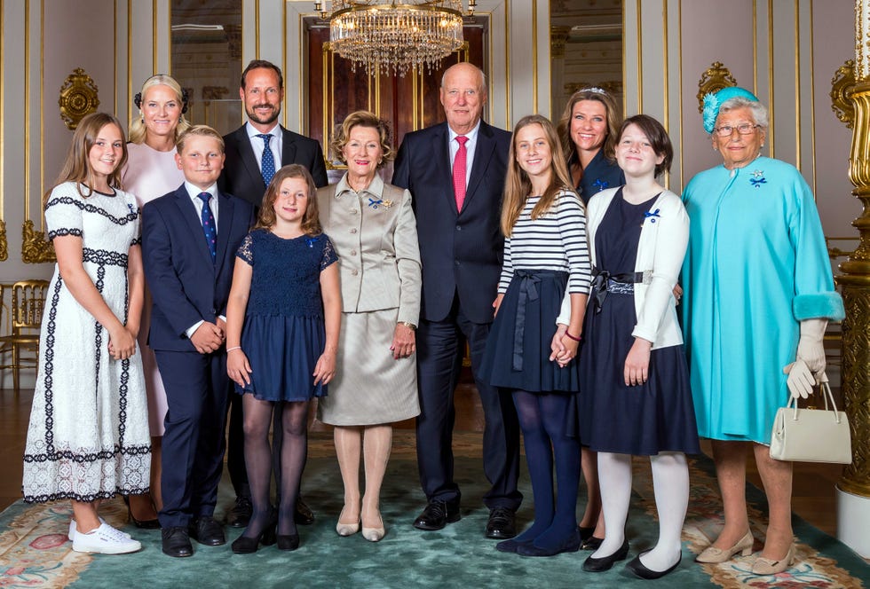 Harald y Sonia de Noruega acompañados por el resto de la familia real noruega
