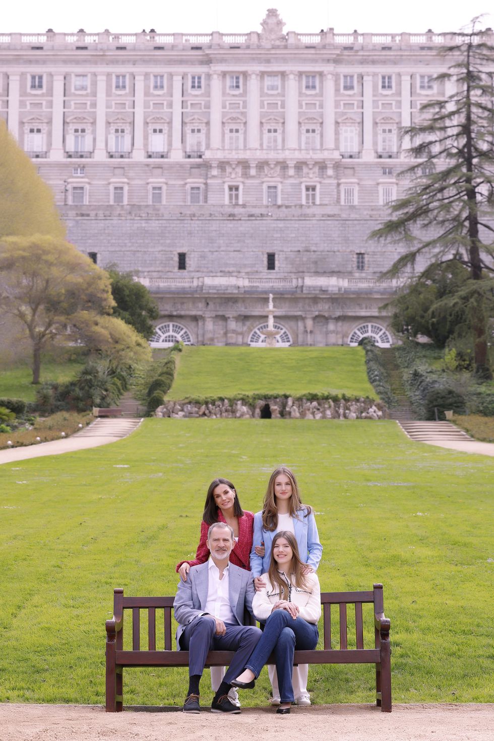 felipe y letizia con sus hijas en los jardines del palacio real