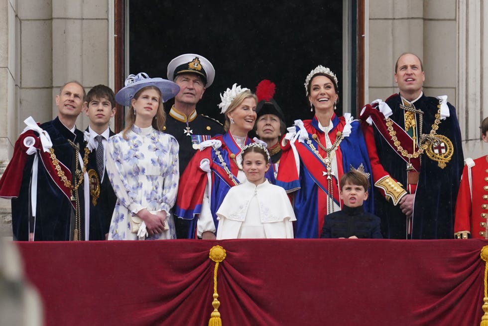 carlos iii y camila saludan con la familia real desde el balcón