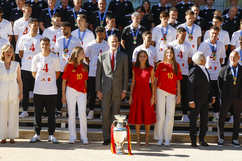 los reyes de españa reciben a 'la roja'