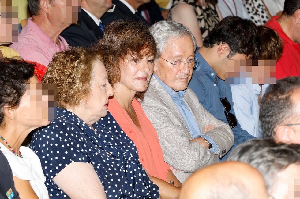 sonsoles onega recoge el reconocimiento como hija predilecta de pozuelo de alarcon, en madrid, acompanada de su familia y la cantante pasotra soler