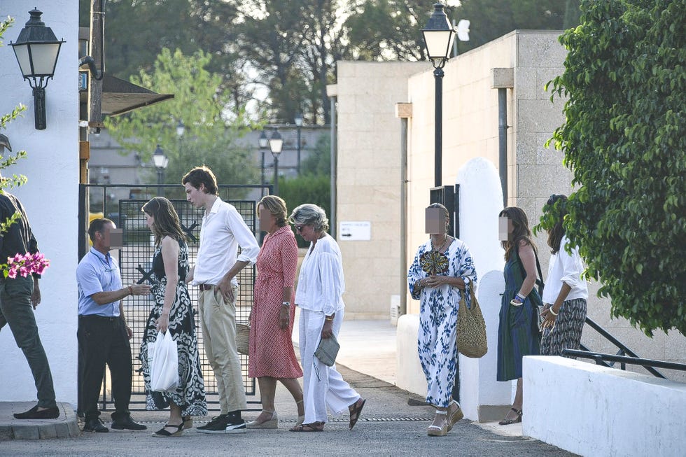 la reina sofia y familiares de juan gomez acebo en su despedida en el tanatorio de calvia, mallorca