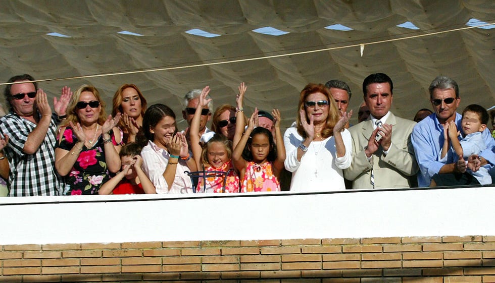 rocío jurado, su marido, ortega cano sus hermanos, hijos y nietos ven la procesión de la virgen de regla desde el balcón de su casa