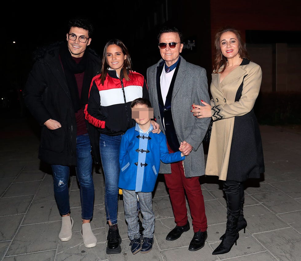 Ortega Cano posa con su mujer, sus hijos Gloria Camila y José María y Kiko Jiménez