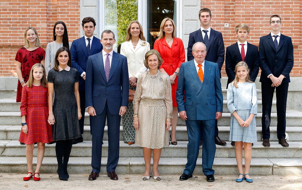 Los Reyes Eméritos posan con sus hijos y nietos por el 80 cumpleaños de doña Sofía