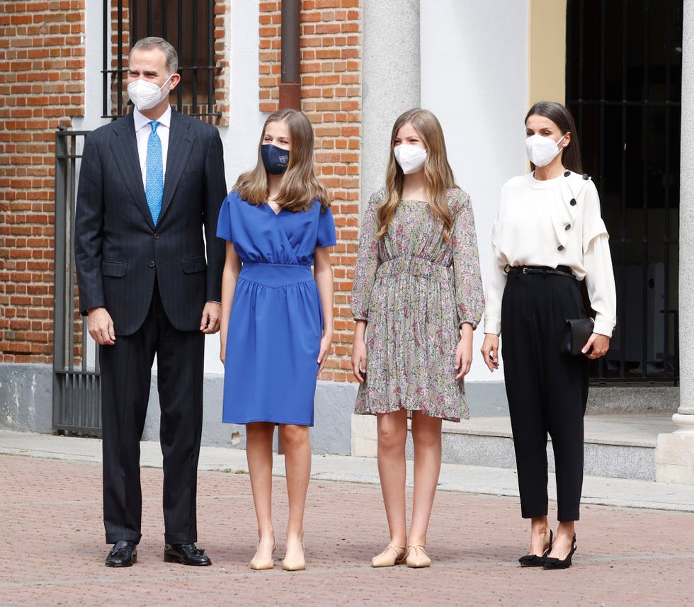 los reyes con sus hijas leonor y sofía en la confirmación de la princesa de asturias