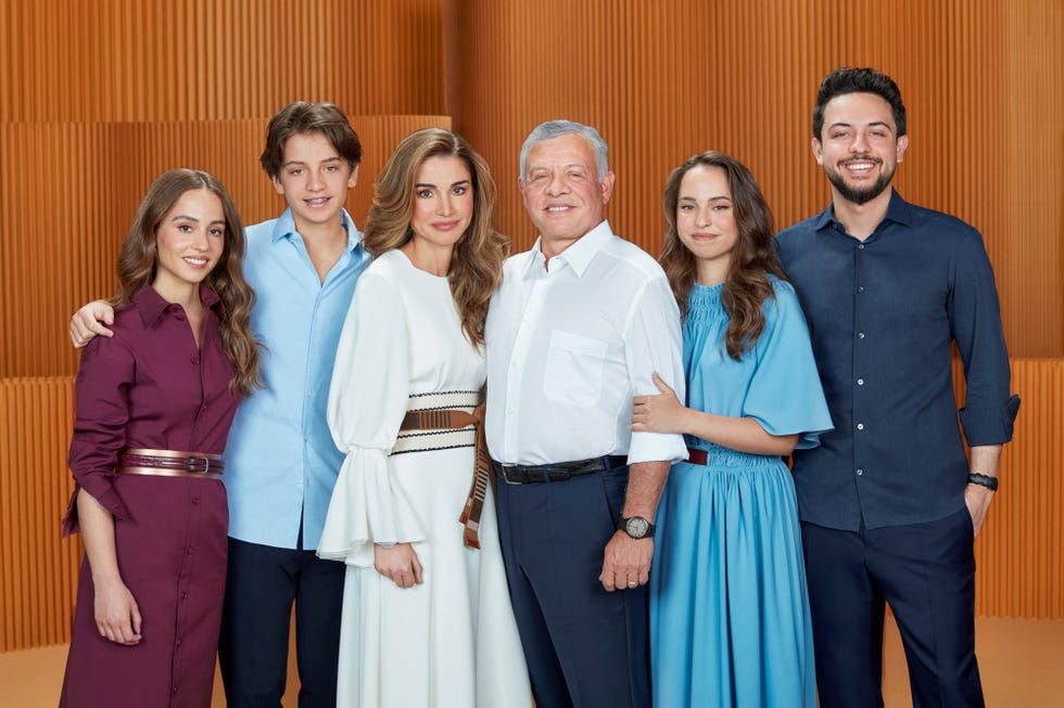 abdalá y rania de jordania han escogido un retrato de familia, con sus cuatro hijos, para enviar sus mejores deseos