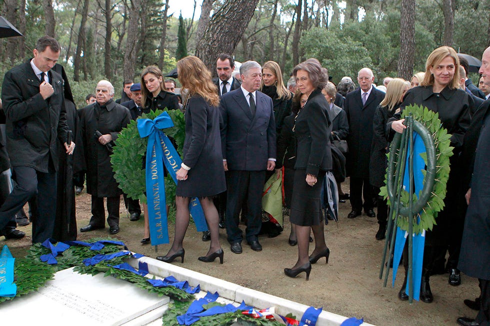 familia real en la tumba de los reyes de grecia en 2014