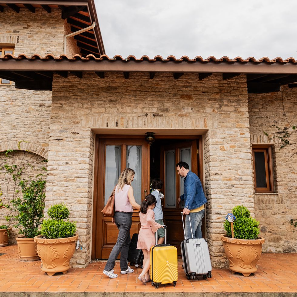 family arriving at a hotel
