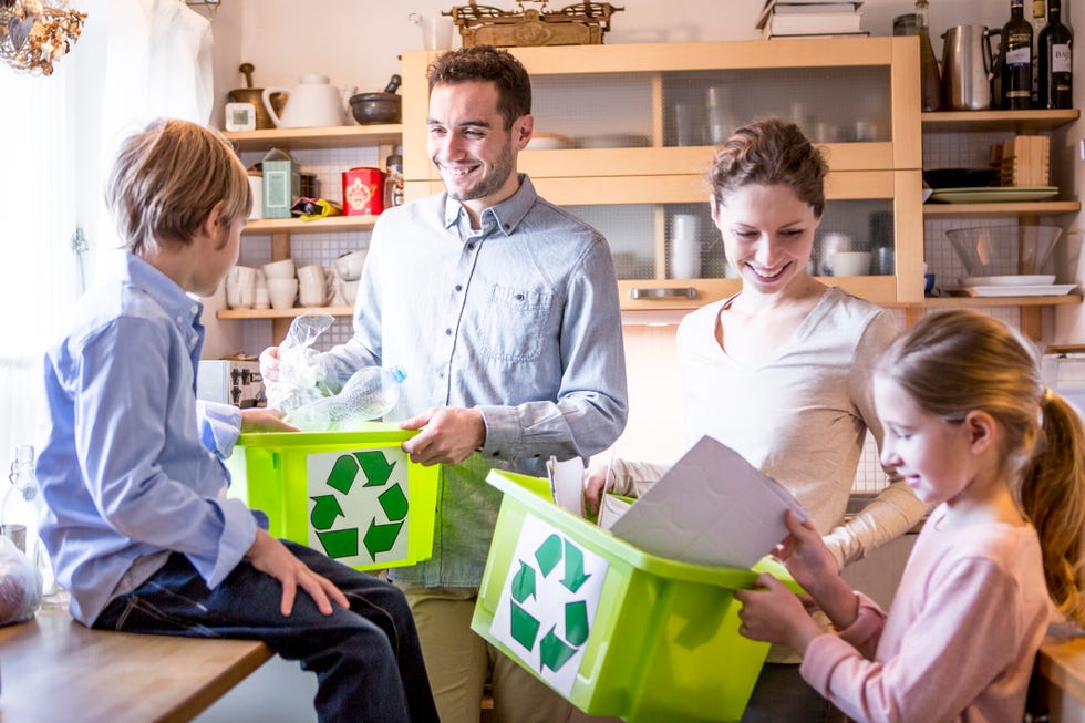 familia reciclando en casa