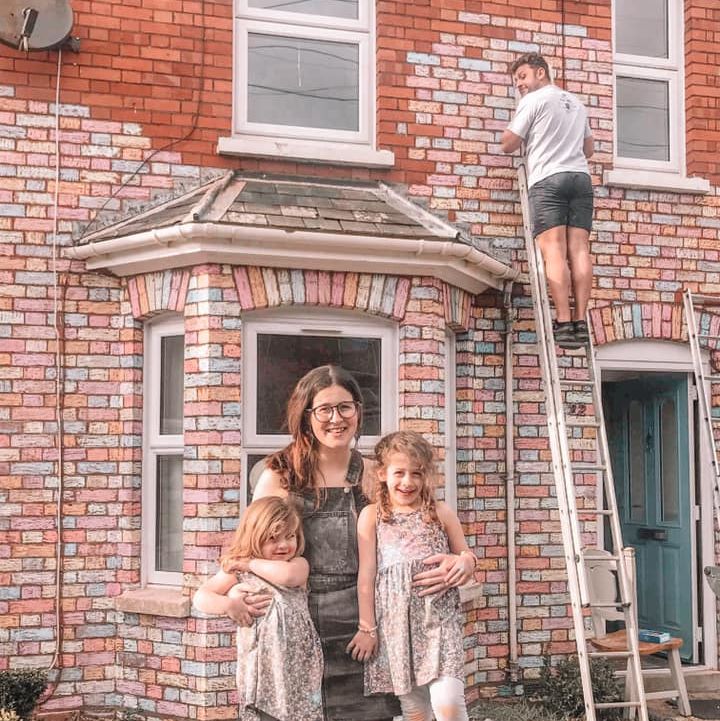 family-chalks-home