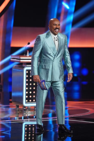 celebrity family feud   dee snider vs terry bradshaw and onerepublic vs mayans mc cast  the bradshaw bunch, led by legendary quarterback terry bradshaw, faces off against twisted sister front man dee snider with members from their respective families compete to win cash for their selected charities the next game of the night features one of the biggest groups in pop musicone republicas they go head to head against the cast of fxs critically acclaimed drama mayans mc, in a hilarious showdown airing sunday, june 20 800 900 pm edt, on abc eric mccandlessabc via getty images
steve harvey